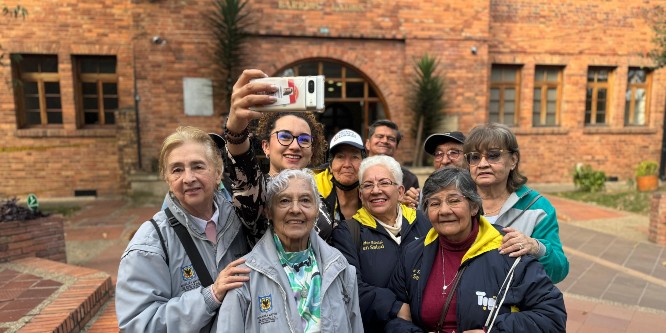 alcaldesa local Melissa Morales y personas mayores de la tercera edad