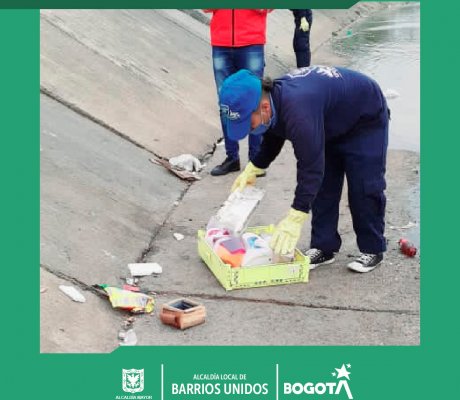 Bogotá limpia recoge escombros en los canales hídricos