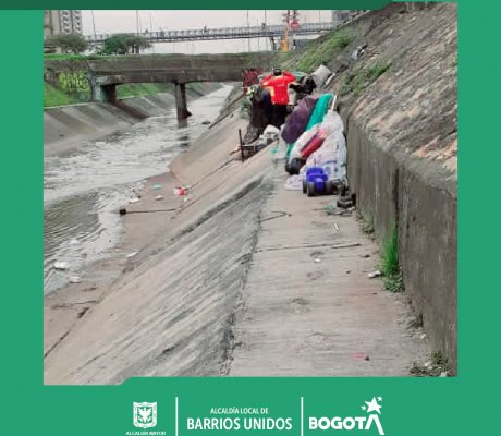 Recogiendo basura de los canales hídricos de Barrios Unidos