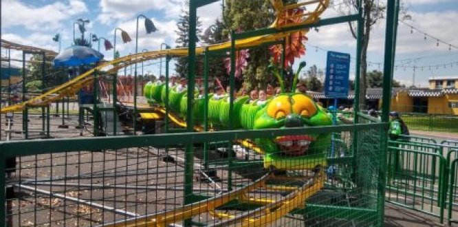  Soñando con los niños entre juegos montañas rusas y balones