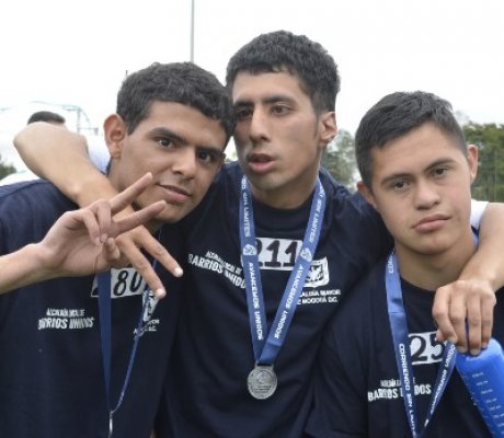 Participantes de la carrera corriendo sin límites
