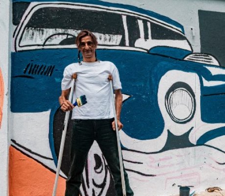 Lacides Guzmán Garzón, de 57 años, pintó un carro antiguo como símbolo de la vejez no olvidada.