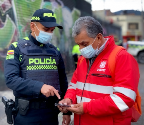 Policía y funcionario de la alcaldía local en operativo de seguridad