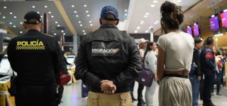 Gracias a las denuncias de la comunidad y al trabajo conjunto entre la Alcaldía Local de Barrios Unidos, la Policía Metropolitana de Bogotá y Migración Colombia, fue capturada y expulsada una persona señalada de cometer múltiples delitos en los barrios San Felipe, Alcázares y La Castellana.